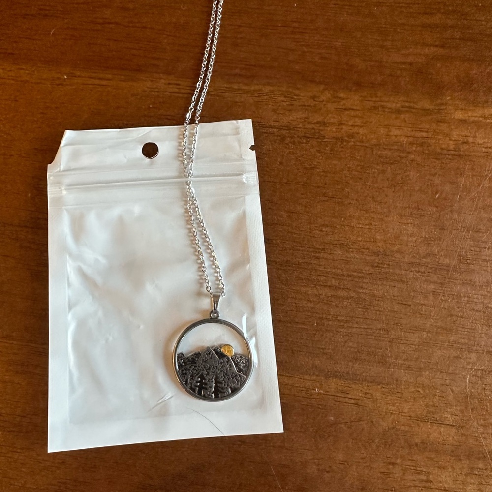 Mountain Necklace NWOT